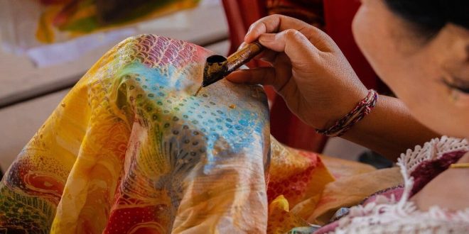 Batik yang motifnya dibuat dengan hanya menggunakan tangan disebut