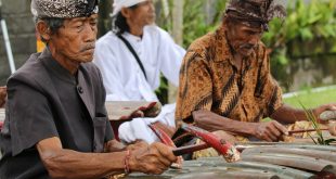 Dalam hal menyaring budaya asing maka kedudukan pancasila berfungsi sebagai