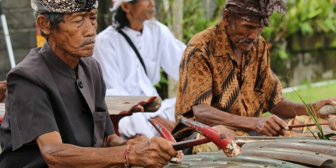 Dalam hal menyaring budaya asing maka kedudukan pancasila berfungsi sebagai