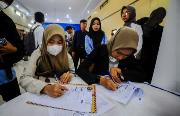 Informasi apa saja yang harus dicantumkan oleh pelamar kerja dalam CV