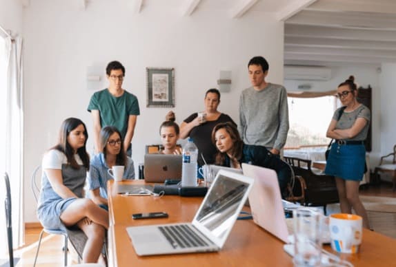 Peran mahasiswa dalam penggunaan media sosial