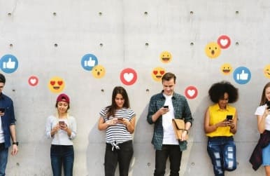 bagaimana mahasiswa dapat menggunakan media sosial secara positif dan bertanggung jawab untuk membangun sikap yang sehat dan perilaku yang konstruktif dalam konteks masyarakat kontemporer